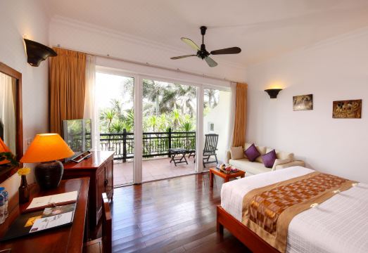 3. 빅토리아 호이 ..