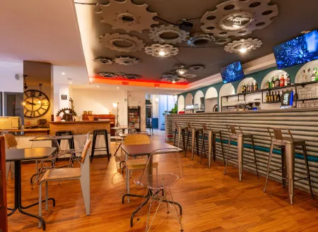 Ostello Bello Roma Colosseo Отели рядом с достопримечательностью «Триумфальная Арка Константина»