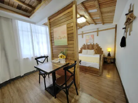 Just waiting for you inn (Tianmenshan Cableway Station English reception)