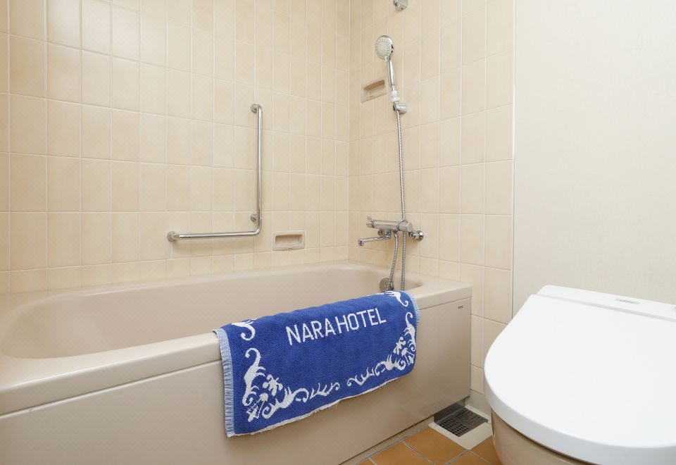 나라 호텔의 웅장한 로비 모습