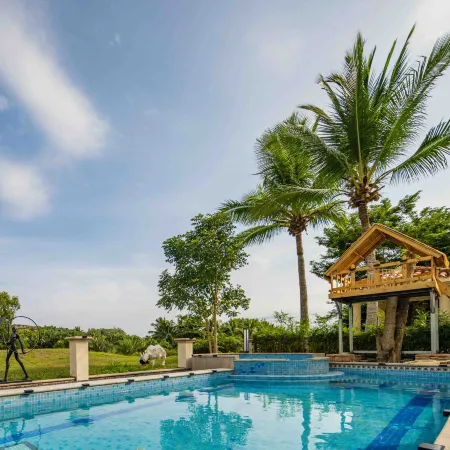 Sun Moon Beach swimming pool courtyard (Shek Mui Wan Shop)