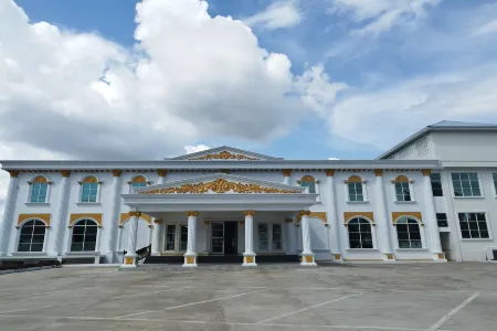 Maulidia Hotel Syariah & Convention Center Отели рядом с достопримечательностью «Alun - Alun Gubernuran Jambi»