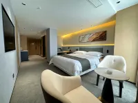 Cliffhub Hotel - balcony
