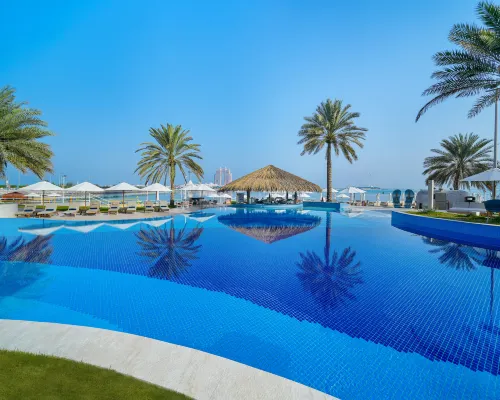 فندق ومنتجع راديسون بلو، أبوظبي الكورنيش Hotels near كاسر الأمواج في أبوظبي