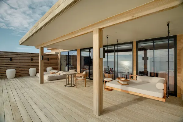 바다 위에 설치된 해먹에서 즐기는 여유