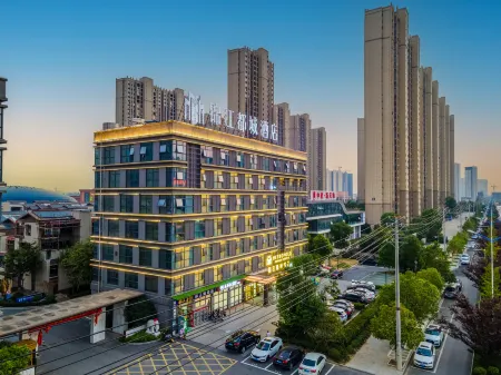 Metropolis Hotel (Qianjiang High-speed Railway Station Lobster City Branch)
