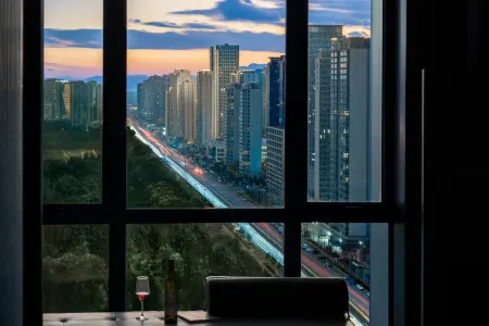 TiAmo City Hotel TiAmo (Kunming Zhongjiao Jindi Central Park) Отели рядом с достопримечательностью «Kunming University (West to Kunming Soil and Fertilizer Workstation)»