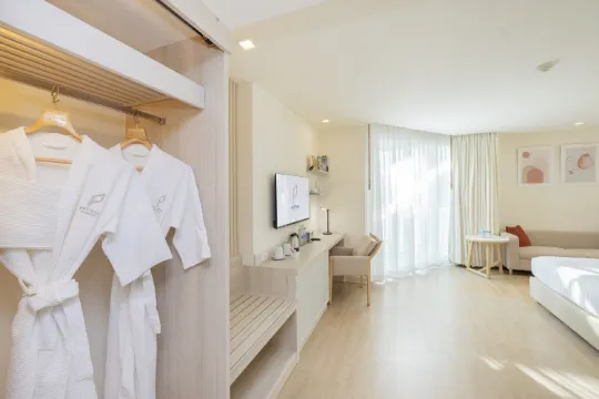 ห้องดีลักษ์เตียงใหญ่ วิวเมือง