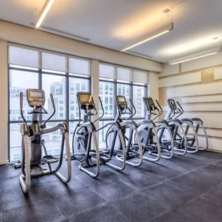 DT2BR2BA CN tower &lake view/ parking king bed