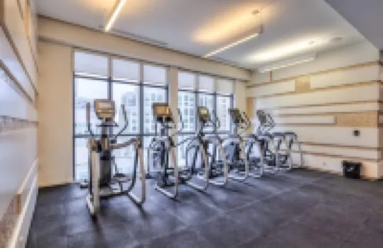 DT2BR2BA CN tower &lake view/ parking king bed