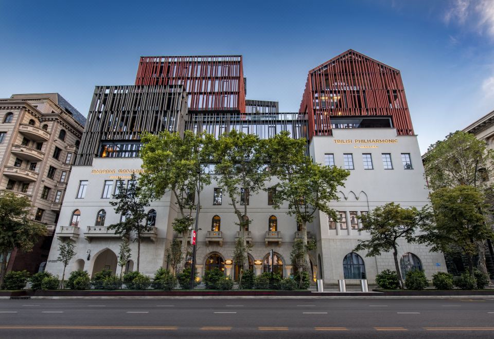 4. 트빌리시 필하모..