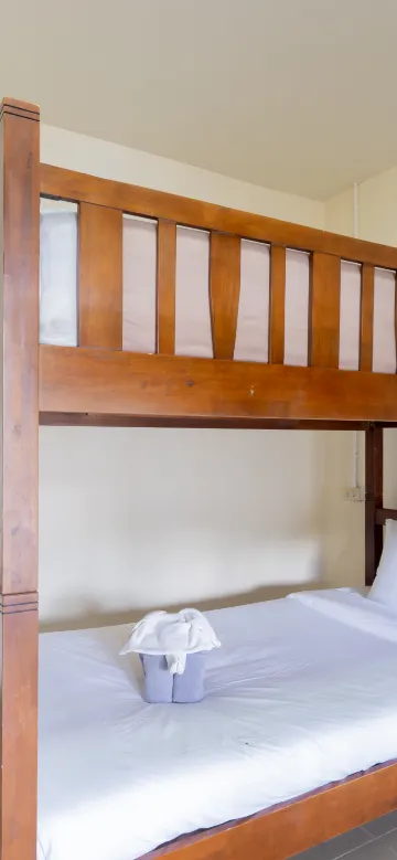 เตียงในหอพักรวมชายหญิงเตียงเดี่ยว