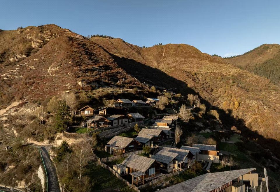 볼베르 리조트 외관과 주변 산악 경치