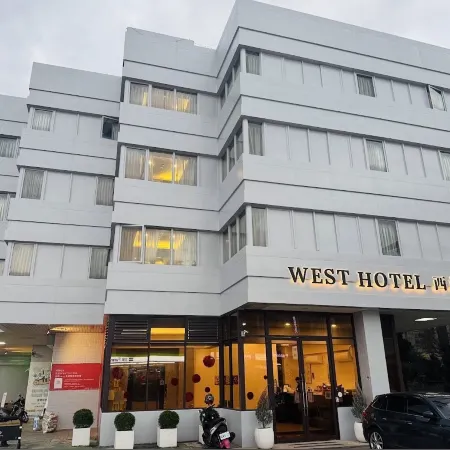 West Hotel Отели рядом с достопримечательностью «Винодельня Пули»