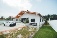 Batu Pahat w Pool table & Karaoke Villa 4BR 16pax Hotels in Parit Raja