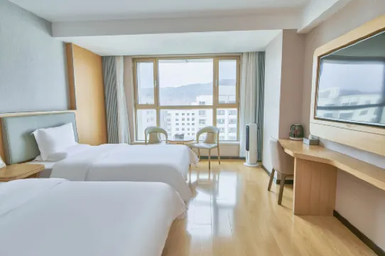 Yuefeng Hotel (Xining Railway Station Xinqian International Plaza)