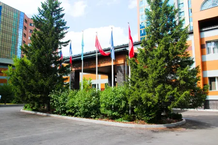 Comfort Hotel Astana Отели рядом с достопримечательностью «Монумент "Казахский народ"»