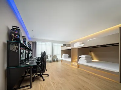 Internet Cafe E-Sports Hotel (Dongguan Songshan Lake Resort Zhuowei City Shopping Center) Отели рядом с достопримечательностью «Площадь Цзяньсинь в новом веке (Красивый Центральный Дорогой магазин)»