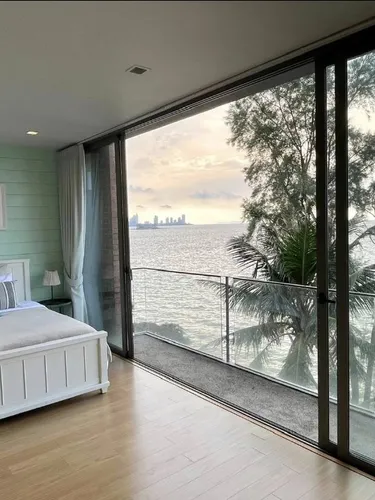 รูปภาพของSandbox Beachfront Villa 1 (3BR-Max14 guests)