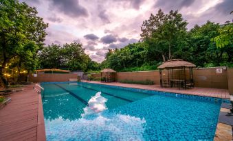 Qingyuan Shiwai Hot Spring Resort