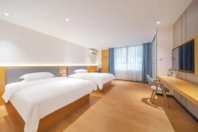 華季酒店（信宜竇州里文化創意街店） 鄰近卡百利藝術塗料高定館（清華府店）的酒店