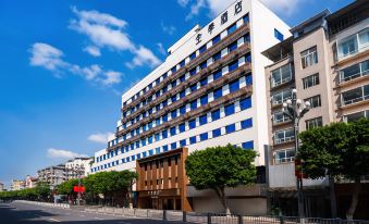 Holiday Inn Express Leshan Zhanggongqiao Food Street
