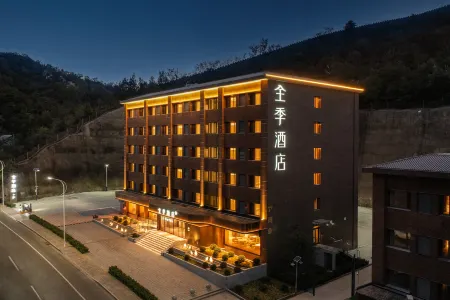 JI Hotel (Chengde Mountain Resort Scenic Area Toupailou) Отели рядом с достопримечательностью «Tianxiadiyi Chenghuangmiao Sceneic Area»