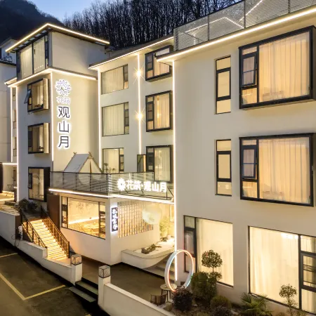 Floral Hotel·Luanchuan Guanshan Moon Homestay (Laojunshan Zhongling Cableway Store)