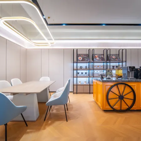 Homeinn Plus Hotel (Guiyang Qianlingshan Park Yan'an West Road Subway Station) Отели рядом с достопримечательностью «Парк Киялинг»