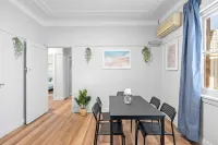 Comfy Private Rooms – Steps from Shops & Dining - Pensions