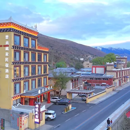 Yunshang Zangjia Hotel (Daofu Medicinal Clay Sculpture Art Museum)