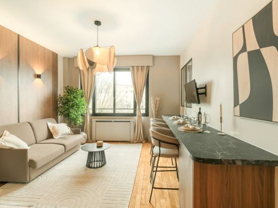 Stunning apartment with balcony & lift