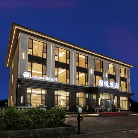 Lake Jingpo Lanyue Hotel