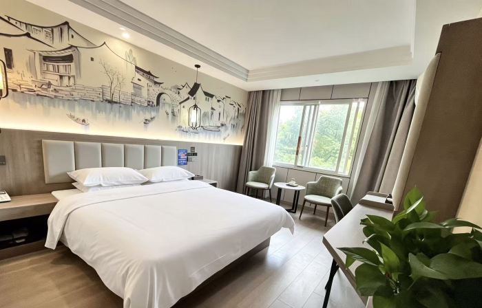 Huaju Hotel (Haining Haichang Road subway station store)