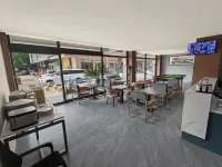 Light Hotel (Tengzhou Station Xinxing Road Pedestrian Street Branch) - 駐車場