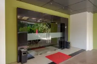 RedDoorz Plus Near Hotel Benua Kendari - parking