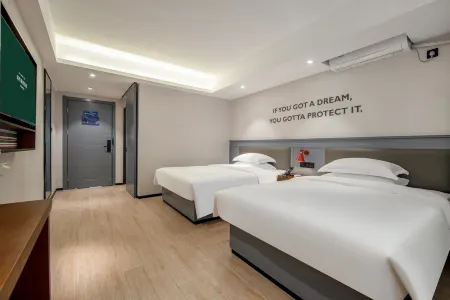 City Comfort Premier Hotel (Lingshan Zhongyi Hospital Benxi Gymnasium) Отели рядом с достопримечательностью «Liufeng Mountain»