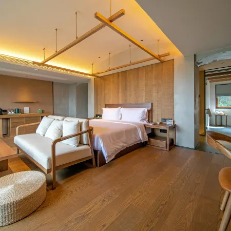 PEIYILODGE LINGFENG