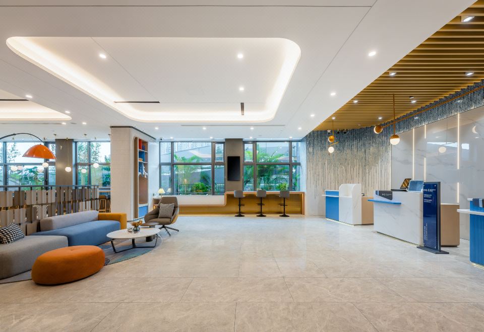 4. 홀리데이 인 익..