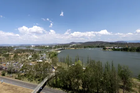 Peppers Gallery Hotel Canberra Отели рядом с достопримечательностью «Бёрли-Гриффин»