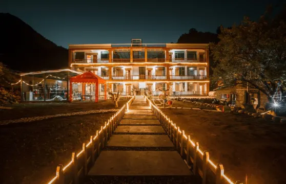 巴松措國吉山野民宿