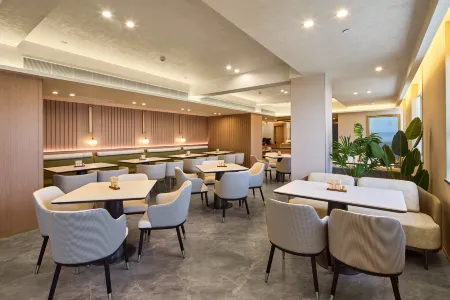 Starway Hotel (Chenggu New Century Plaza) Отели рядом с достопримечательностью «Tomb of Zhang Qian»