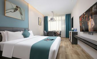 Manwei Cinema Hotel (Changde Golden Diamond Plaza Pedestrian Street)