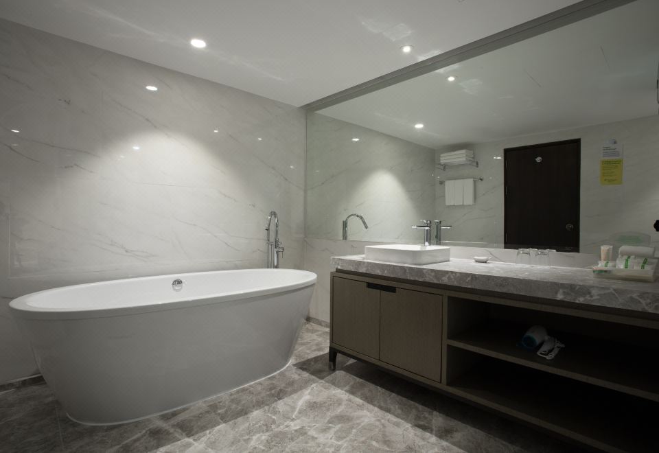 1. 센타라 리버사이..