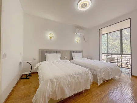 Baoxing Xueshan Yangjie Homestay Отели рядом с достопримечательностью «Hongjun Changzheng Fanyue Jiajin Mountain Memorial Hall»