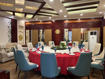 Shaoyang Lijing Jinlong Hotel (Dahanyue Center Branch) Отели рядом с достопримечательностью «Shaoyang University (Southeast to Shaoyang Bureau of Commerce)»