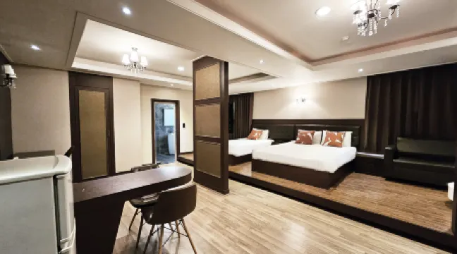 Jeonju Pungnam Family Hotel (Former Pungnam Tourist Hotel) Отели рядом с достопримечательностью «Пхуннаммун в Чонджу»