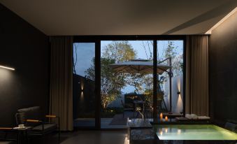 Half Mountain Four Seasons Hot Spring Hotel