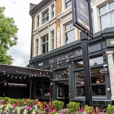 PubLove @ the Crown, Battersea Отели рядом с достопримечательностью «Железнодорожный вокзал Клэпхем Джанкшн»