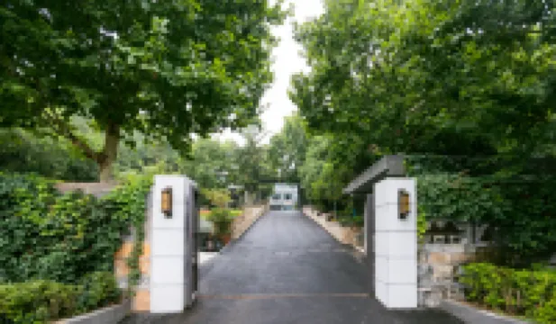 Rezen Dongshan Longyue (Longmen Station Longmen Grottoes)